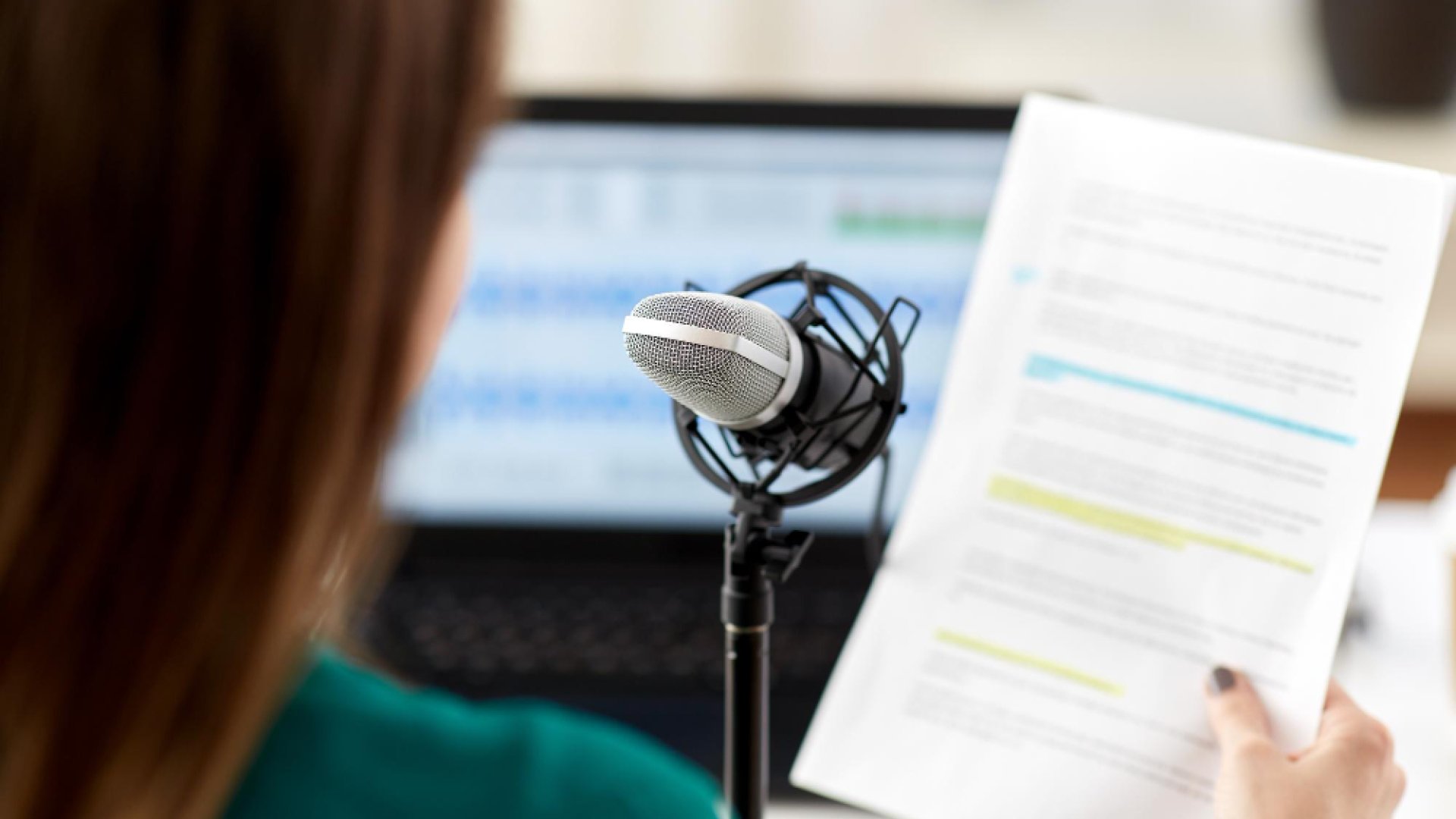 ¿Qué es la interpretación simultánea y cuándo la necesitas? La guía definitiva para entender cómo funciona
